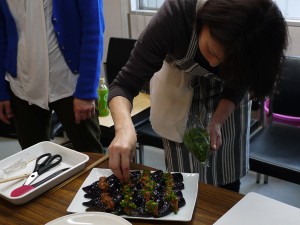 盛り付け中。ハサミが見えてるのが撮影風景らしい?